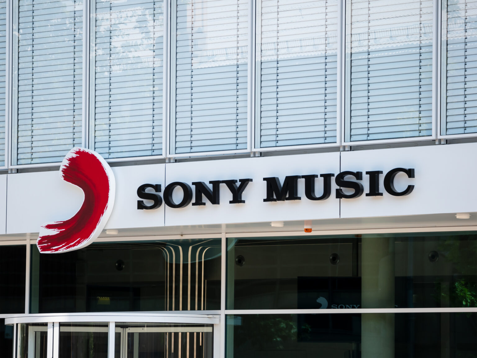 Sony music center. Музыкальная компания Sony. Sony Music объявила России. Корпорация сони здание. Sony Music логотип.