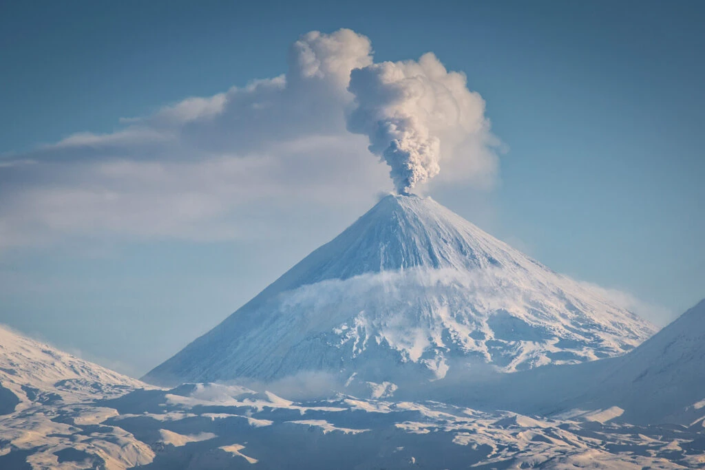Trei alpiniști ruși au fost salvați de pe un vulcan activ din Extremul Orient. 9 persoane au decedat
