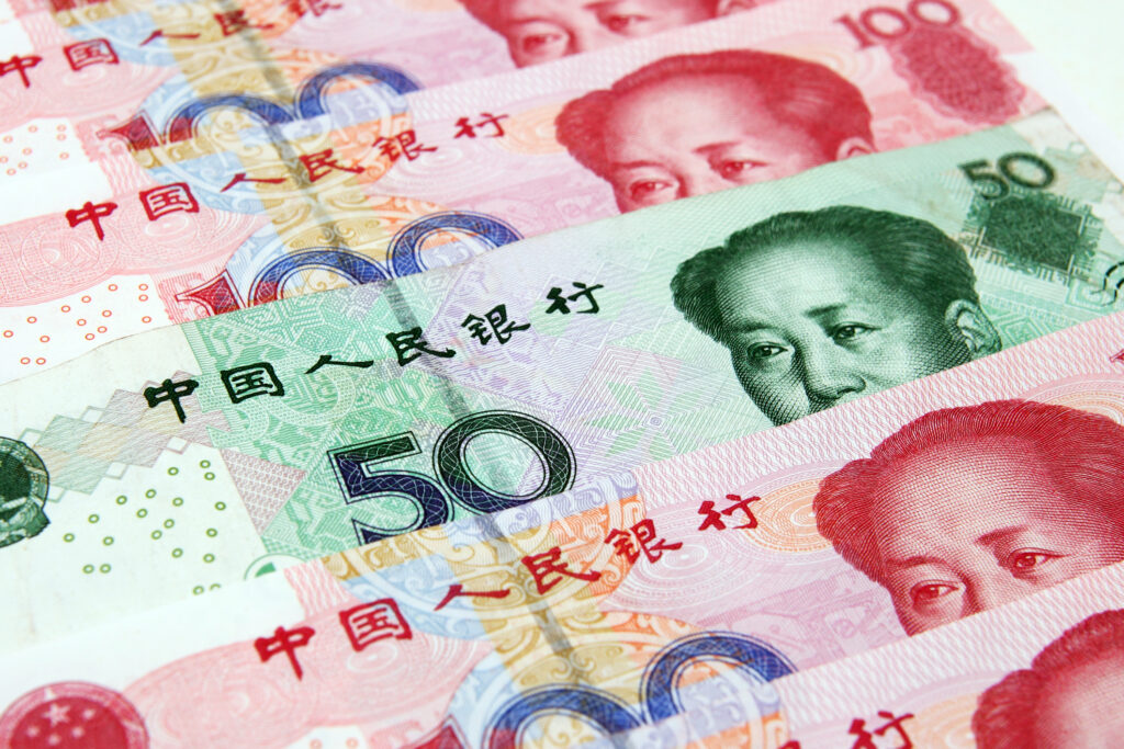 Yuanul a ajuns la un minim record față de dolarul american. Cel mai slab nivel din 2010
