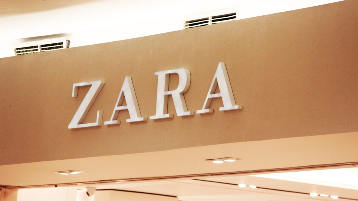 Inditex, proprietarul Zara, își mărește producția de haine pentru a scăpa de problemele lanțului de aprovizionare