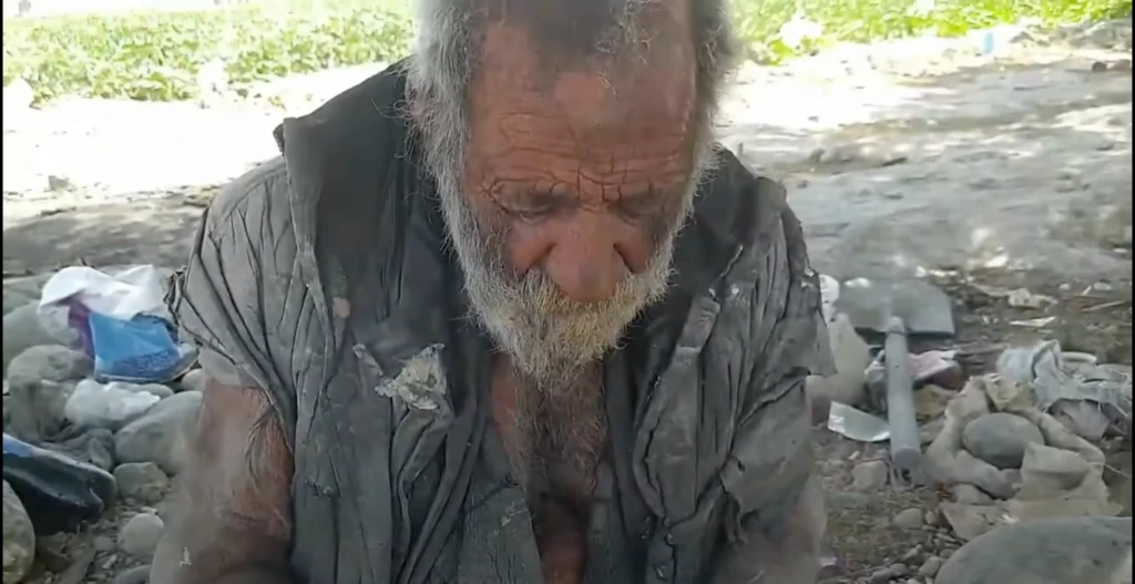 Cel mai murdar om din lume a murit la vârsta de 94 de ani. Nu se mai spălase de peste 50 de ani