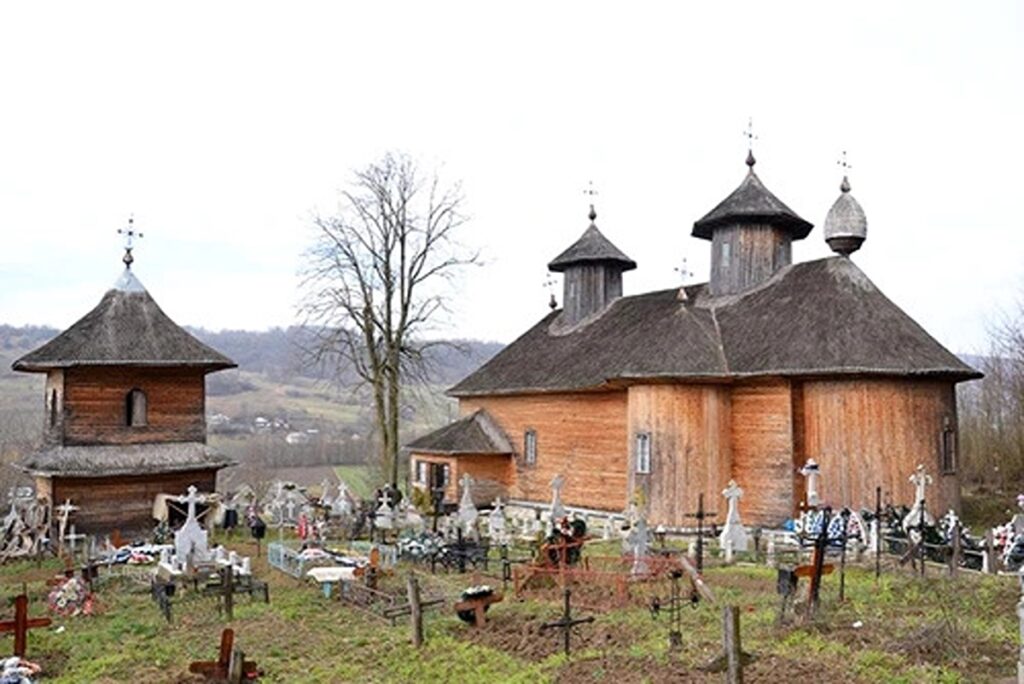 O biserică de lemn din Moldova a fost mistuită de incendiu. A fost construită în 1801 și era unică