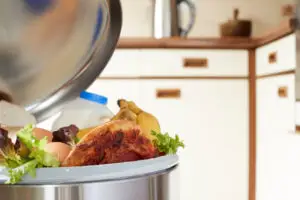 Gospodăriile din UE, vinovate pentru 55% din deșeurile alimentare în 2020