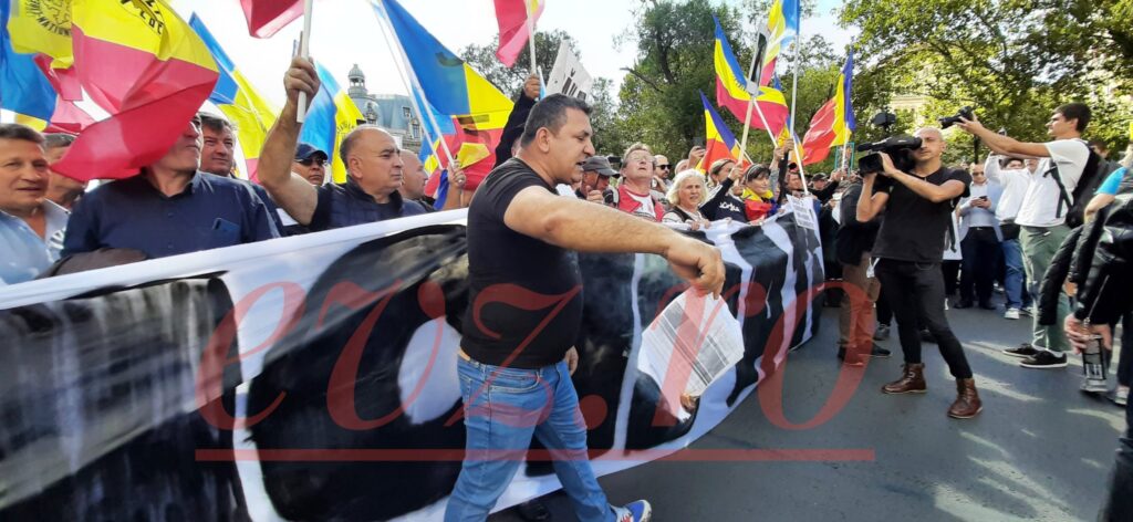 Proteste în centrul Bucureștiului. AUR, cu George Simion în frunte, marș spre Guvern VIDEO