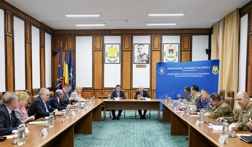 Întrevedere între Angel Tîlvăr şi Florin Spătaru. Miniștrii Apărării și Economiei au vorbit despre revitalizarea industriei naționale de apărare