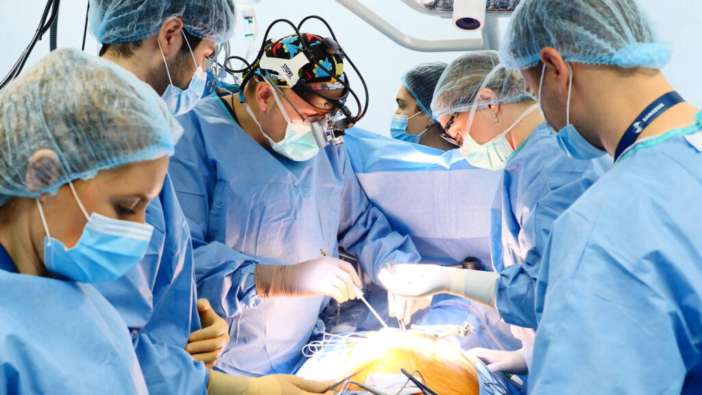 Chirurgie cardiovasculară minim invazivă performantă, în România!