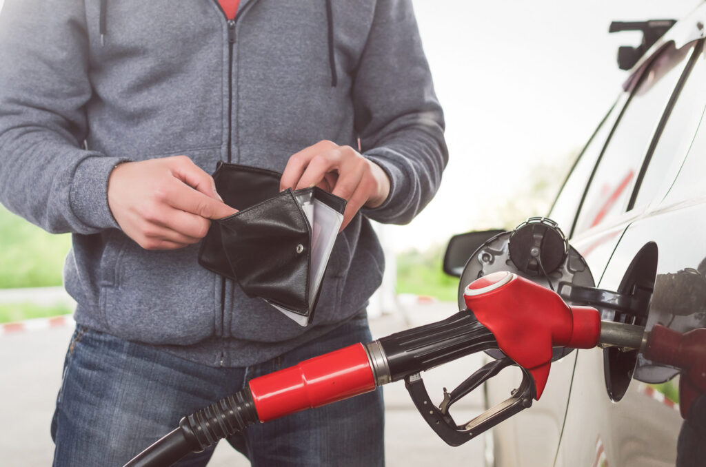 Ultimele luni cu benzină şi motorină ieftină. Prețurile la pompă vor fi mai mari din toamnă