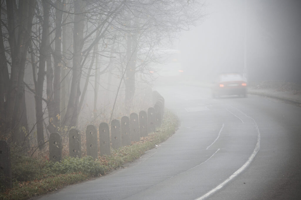 Cod Galben de ceață densă în 17 județe. Autostrăzile și drumurile naționale nu sunt închise
