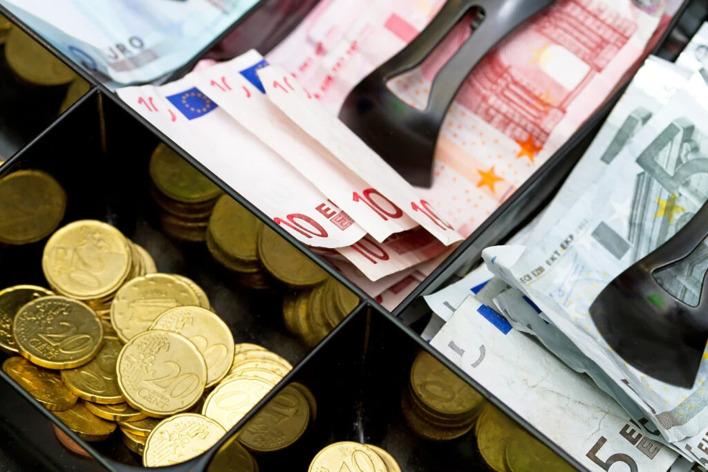 Aproape 60.000 de români au în bancă depozite de peste o sută de mii de euro