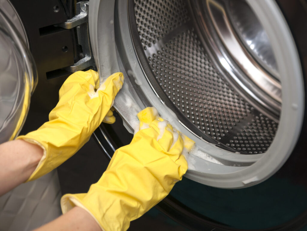 Aveți mucegai în mașina de spălat? Iată cum puteți scăpa de el