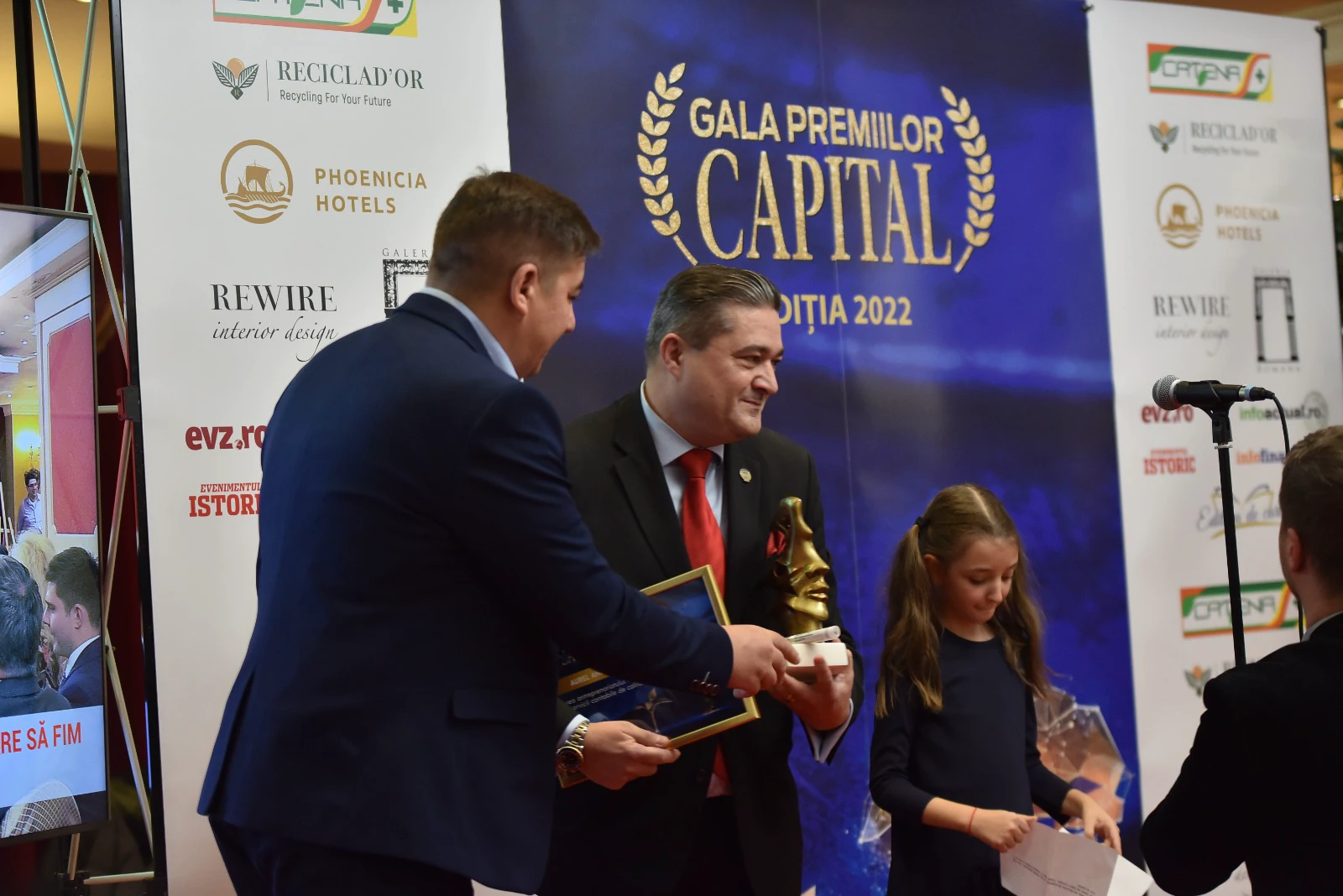 Aurel Andrei primind premiul „Susținerea antreprenoriatului românesc prin servicii contabile de calitate”, sursa foto: arhiva personală