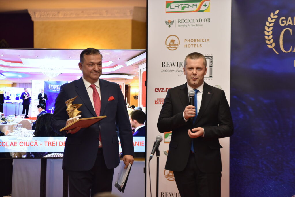 Nicolae Ciucă a primit premiul pentru „Trei decenii în slujba României” la Gala 30 de ani de Capital!