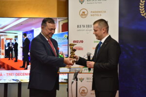 Ciprian Cătălin Hojda primind premiul în onoarea lui Nicolae Ciucă