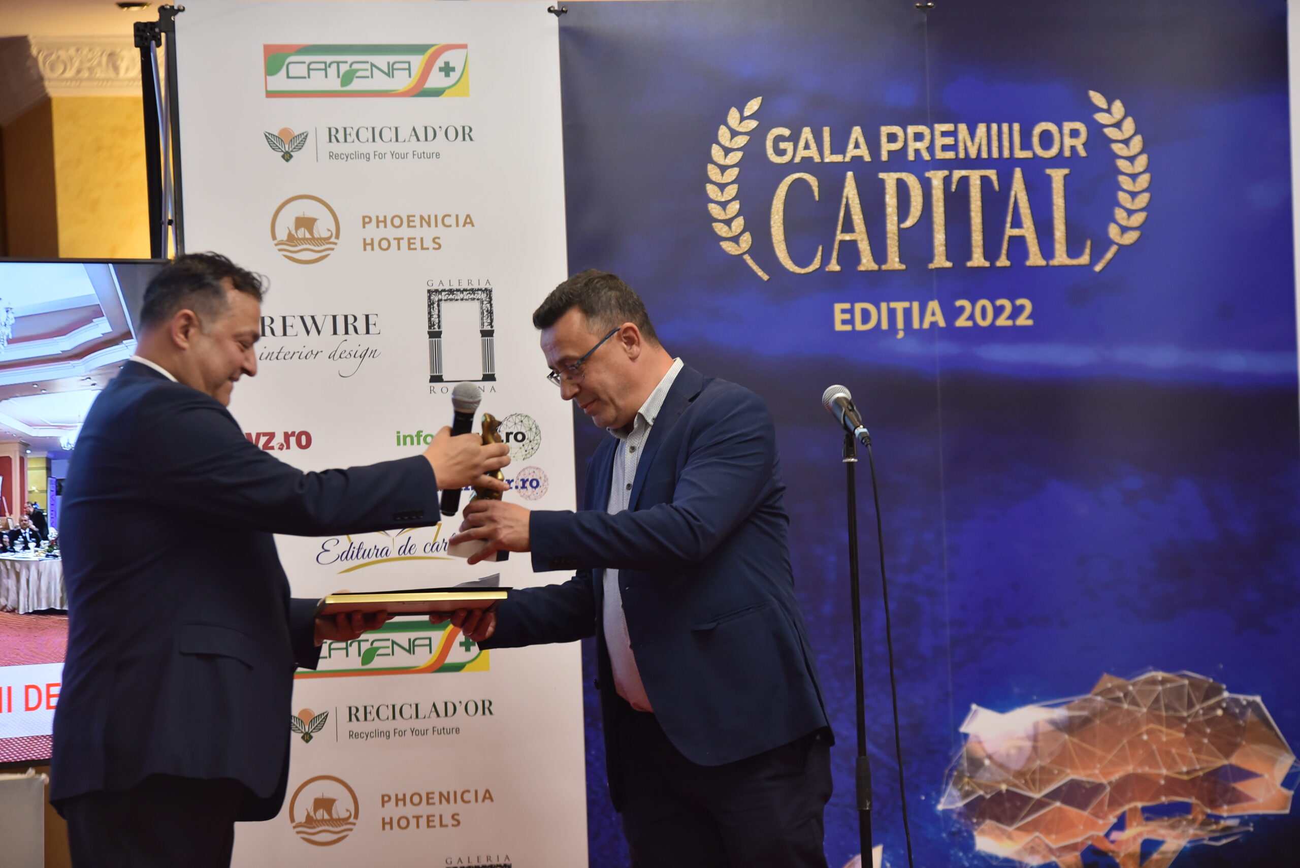 Victor Ciutacu primește premiul pentru „Cel mai urmărit talk show de televiziune din România” la Gala Premiilor Capital