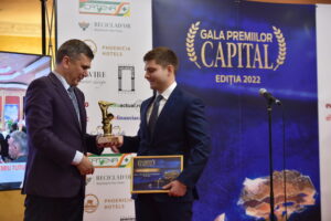 Virgil Munteanu, directorul executiv EEC, înmânează premiul pentru Catena vicepreședintelui Alexandru Vlad
