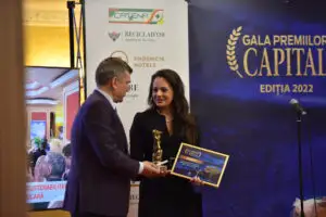 Denise Deleanu, COO, ridică premiul pentru Reciclad’OR acordat de Capital: „Ne dorim să fim din ce în ce mai responsabili”