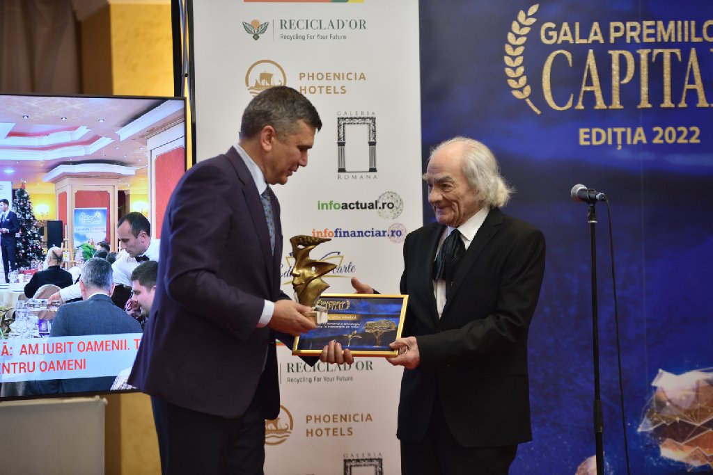 Acad.Prof. Dr. Leon Dănăilă primid premiul „Introducerea în România a tehnologiei microscopice în intervențiile pe creier”, sursa foto: arhiva personală