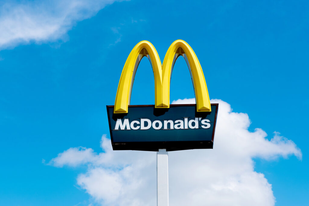 McDonald’s plănuiește o reducere a locurilor de muncă. Gigantul american anunță reorganizarea