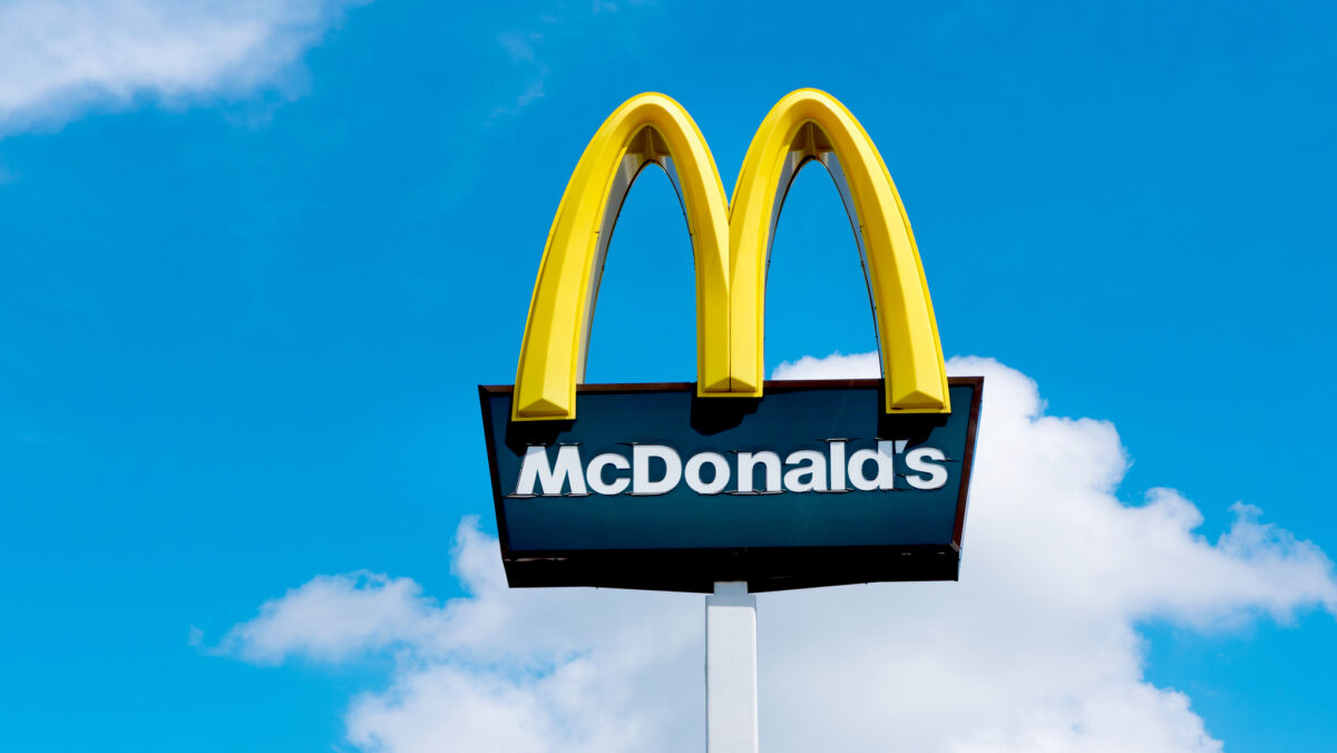 Anunț pentru toți clienții McDonald’s România. Rămâi pe loc fără banii din contul bancar