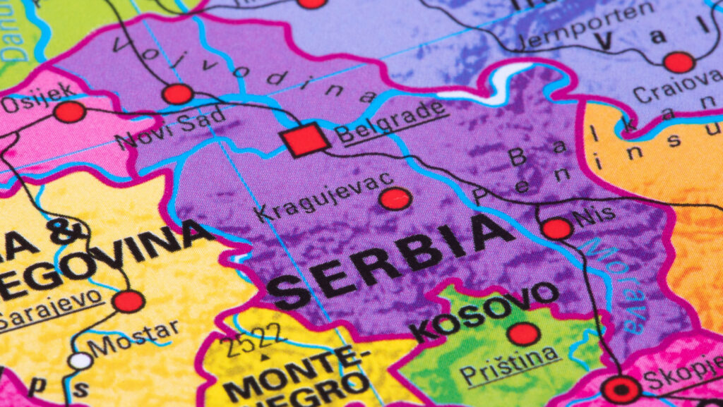 Aproape 10.000 de arme, predate voluntar poliției din Serbia de teama sancțiunilor