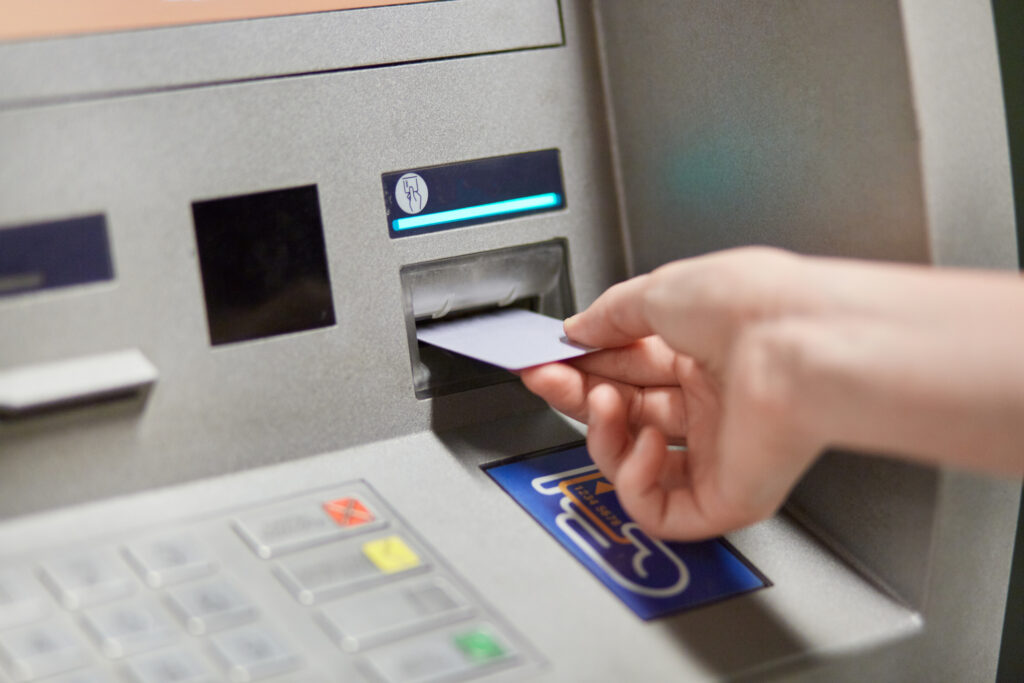 Informație pentru cei care au cont la bancă. Vestea cumplită venită chiar acum: Trebuie să vă…