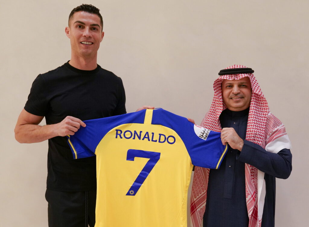 Cristiano Ronaldo a devenit cel mai bine plătit sportiv din lume, după ce a semnat cu Al-Nassr