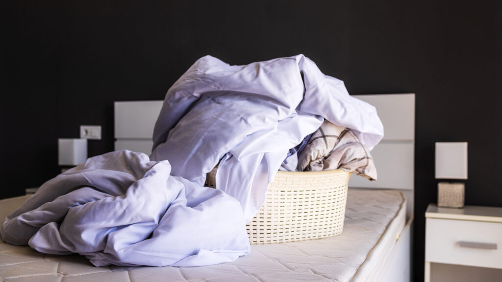 De câte ori trebuie spălată lenjeria de pat?
