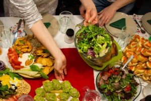 masă festivă_mâncare_petrecere