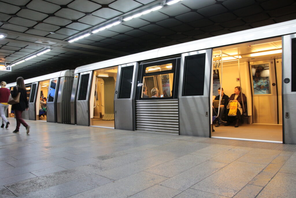 Programul Metrorex și STB pentru noaptea de Revelion. Cum vor circula mijloacele de transport în București de Anul Nou