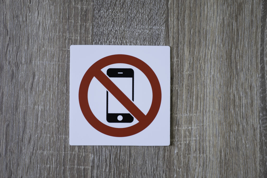 Se interzic telefoanele mobile în școli! S-a dat lege în țara în care sunt peste un milion de români