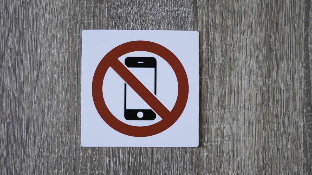 Se interzic telefoanele mobile în școli! S-a dat lege în țara în care sunt peste un milion de români