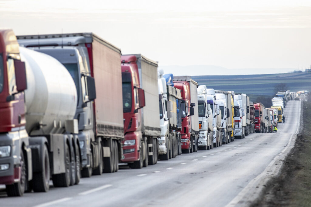 Coloană de camioane de 25 de kilometri, la Vama Siret. Se așteaptă 900 de minute
