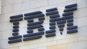 IBM a înregistrat cea mai mare scădere din ultimele aproape șase decenii. Compania spune că AI schimbă prioritățile de investiții ale clienților