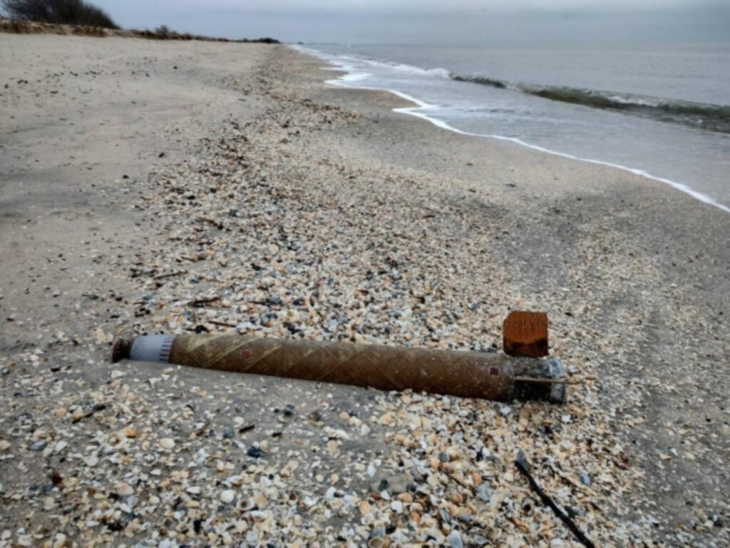 O parte dintr-o rachetă a ajuns pe teritoriul României. Obiectul găsit pe plajă va fi predat MApN