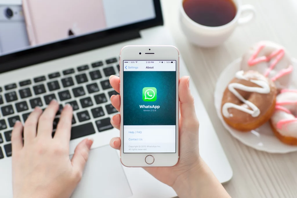 WhatsApp pregăteşte o schimbare majoră: mai multe conturi logate simultan pe un singur dispozitiv