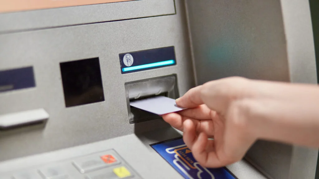 Se întâmplă la ATM-urile din România! Anunț pentru cei care retrag cash de la bancomat
