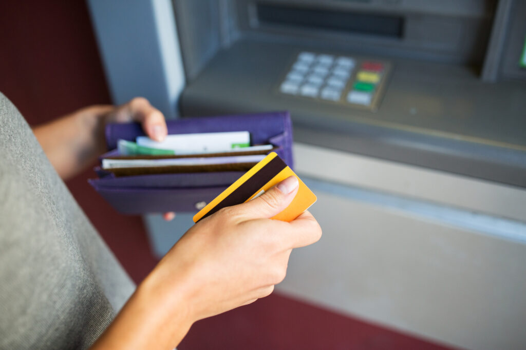 Schimbare totală la ATM-uri. Dispar bancomatele! Aceste bănci se închid pe bandă rulantă
