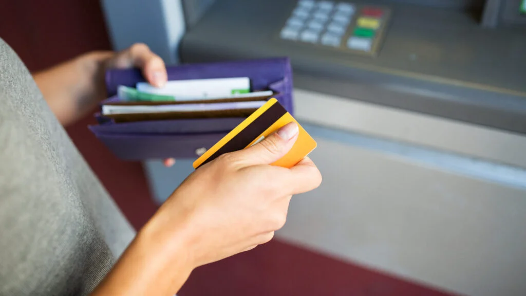 Cum să evitați taxele de avans în numerar pe cardul de credit și astfel să economisiți bani