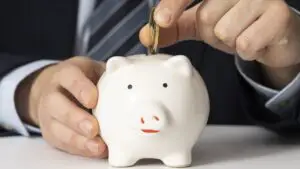 Educația financiară: 3 modalități de a economisi bani