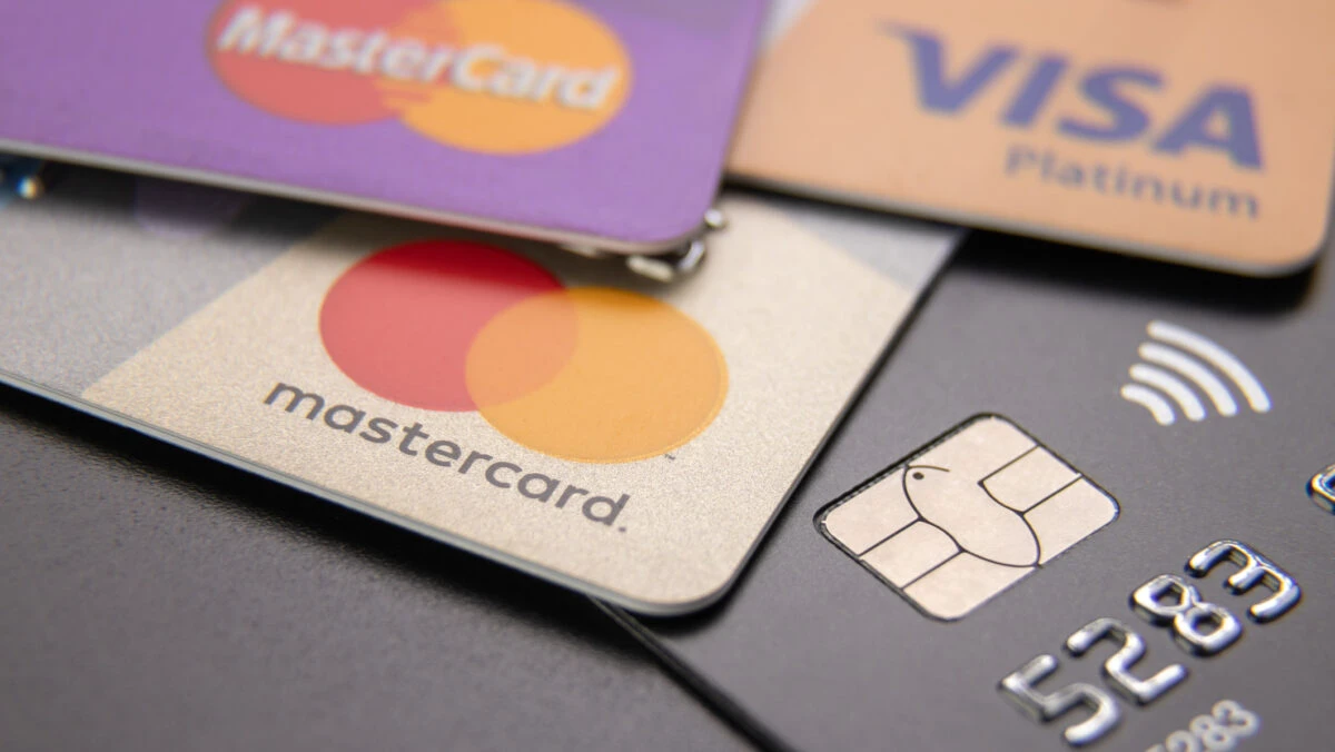 Visa și Mastercard opresc parteneriatele cu firmele cripto, după prăbușirea acestei piețe