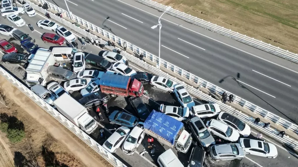 Accident în lanț la început de an! 17 persoane au murit și 22 au fost rănite duminică, într-un carambol tragic din China VIDEO