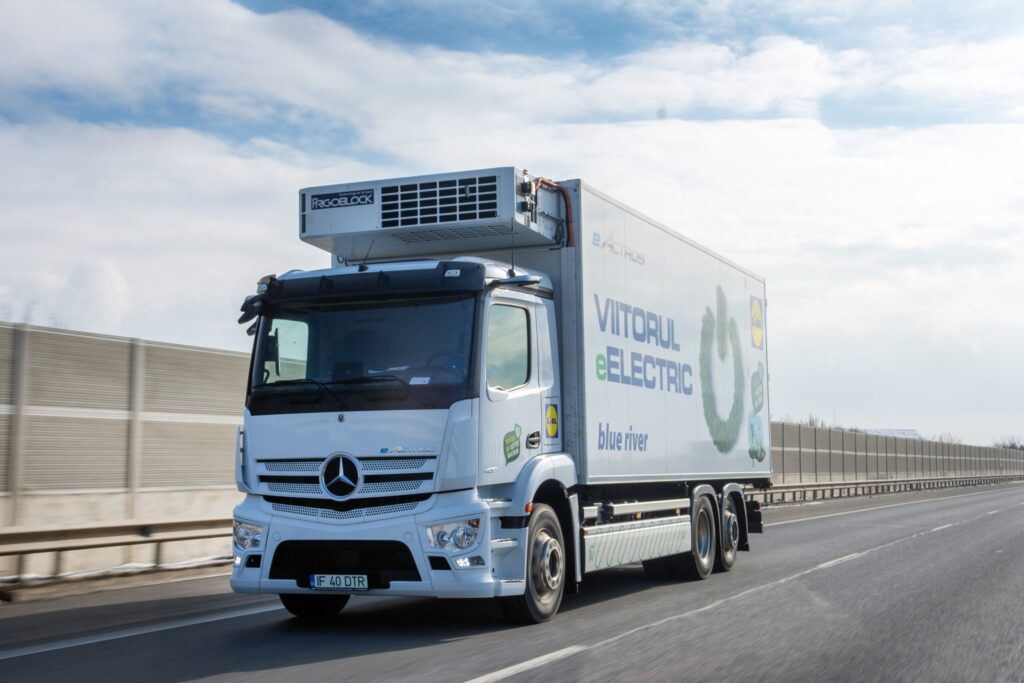 Mercedes-Benz Trucks & Buses Romania livrează primul camion electric eActros către Blue River