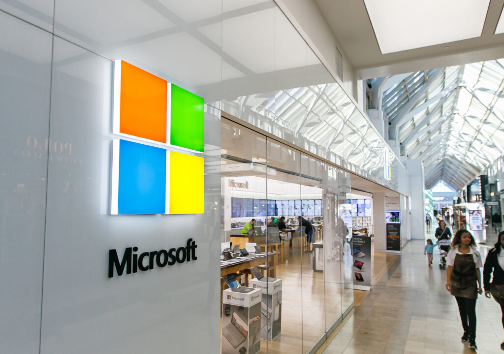 Profitul Microsoft depășește estimările, chiar dacă cererea de software a scăzut. Vânzările au ajuns la 52,7 miliarde de dolari