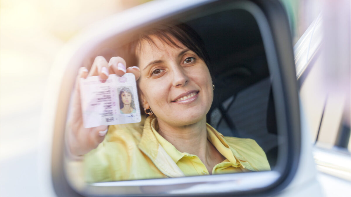 Toți șoferii care și-au luat permisul auto înainte de anul 2014 sunt obligați! Vor lua amendă pe loc