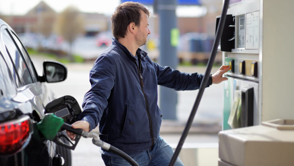 Benzina se scumpește din nou în România. Prețul carburanților luni, 27 martie 2023