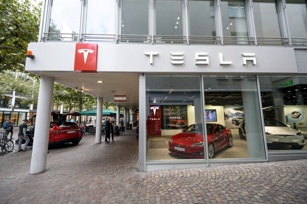 Autoritățile din SUA investighează zeci de mii de mașini Tesla după ce au primit mai multe plângeri