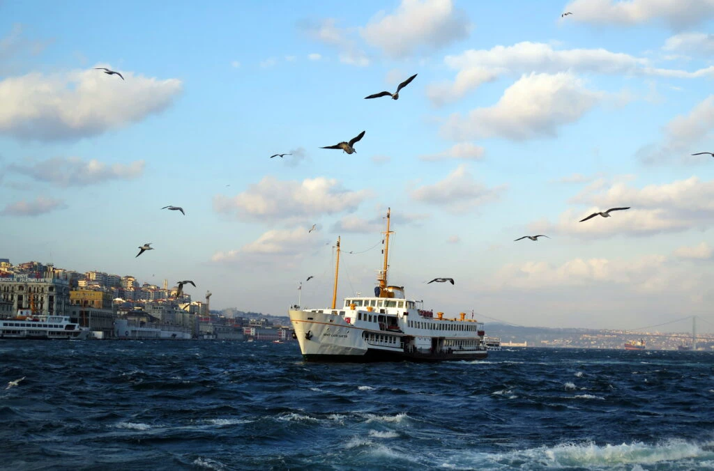 O navă ucraineană a eșuat în strâmtoarea Bosfor din Istanbul, blocând traficul maritim
