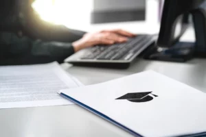 Doar 16% dintre români sunt absolvenți de studii superioare