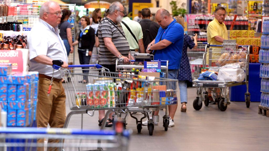 Inflația și prețurile au explodat în România. AUR vrea plafonarea prețurilor la alimentele de bază