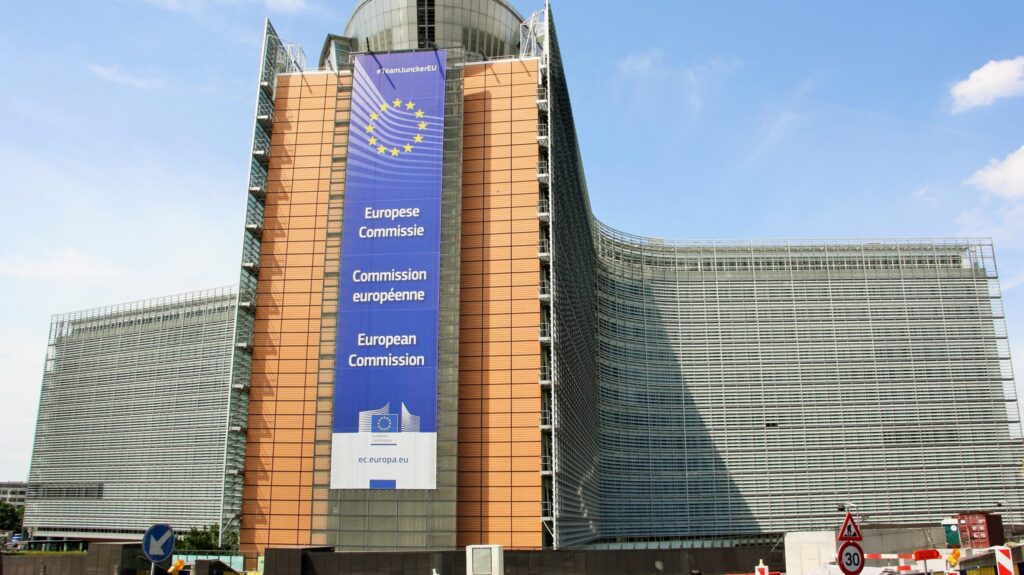 UE vrea să ia o parte din taxele pe companii colectate de statele membre: „Va fi o contribuţie naţională”